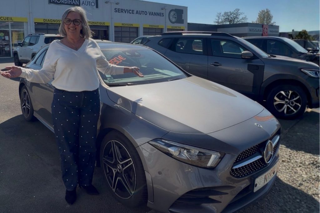 Vendeuse entouré de véhicules sur le parc