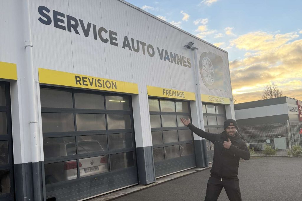 Kévin le mécanicien qui montre l'établissement Service Auto Vannes
