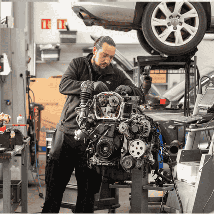 Mécanicien réparant un moteur