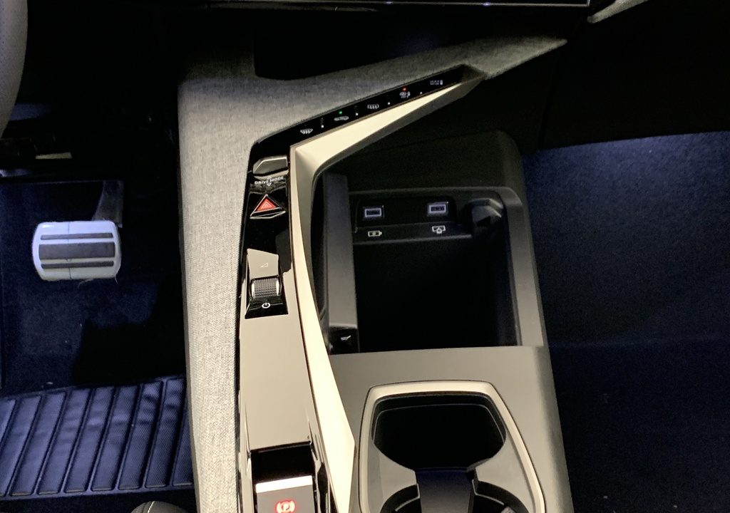 Peugeot 5008 HYBRID 145CH E-DCS6 GT