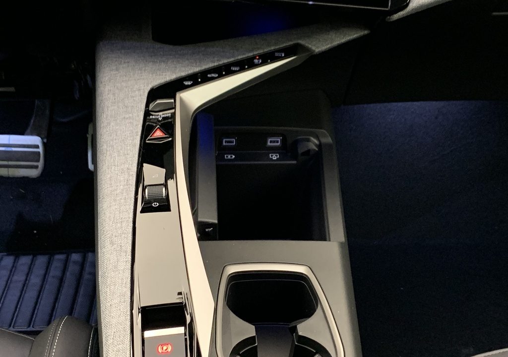 Peugeot 5008 HYBRID 145CH E-DCS6 GT